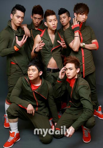 韓國2PM組合最新動態(tài)，小巷音樂風暴與隱藏小店探秘