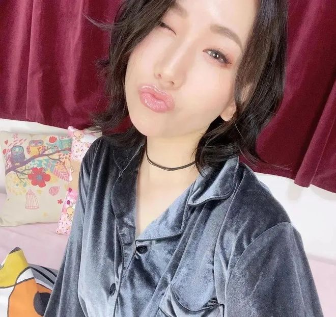 小巷深處的浪漫邂逅，佐山愛在愛情電影網(wǎng)中的故事