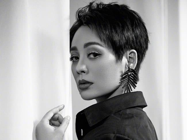 成旭演員，科技之光下的生活重塑者