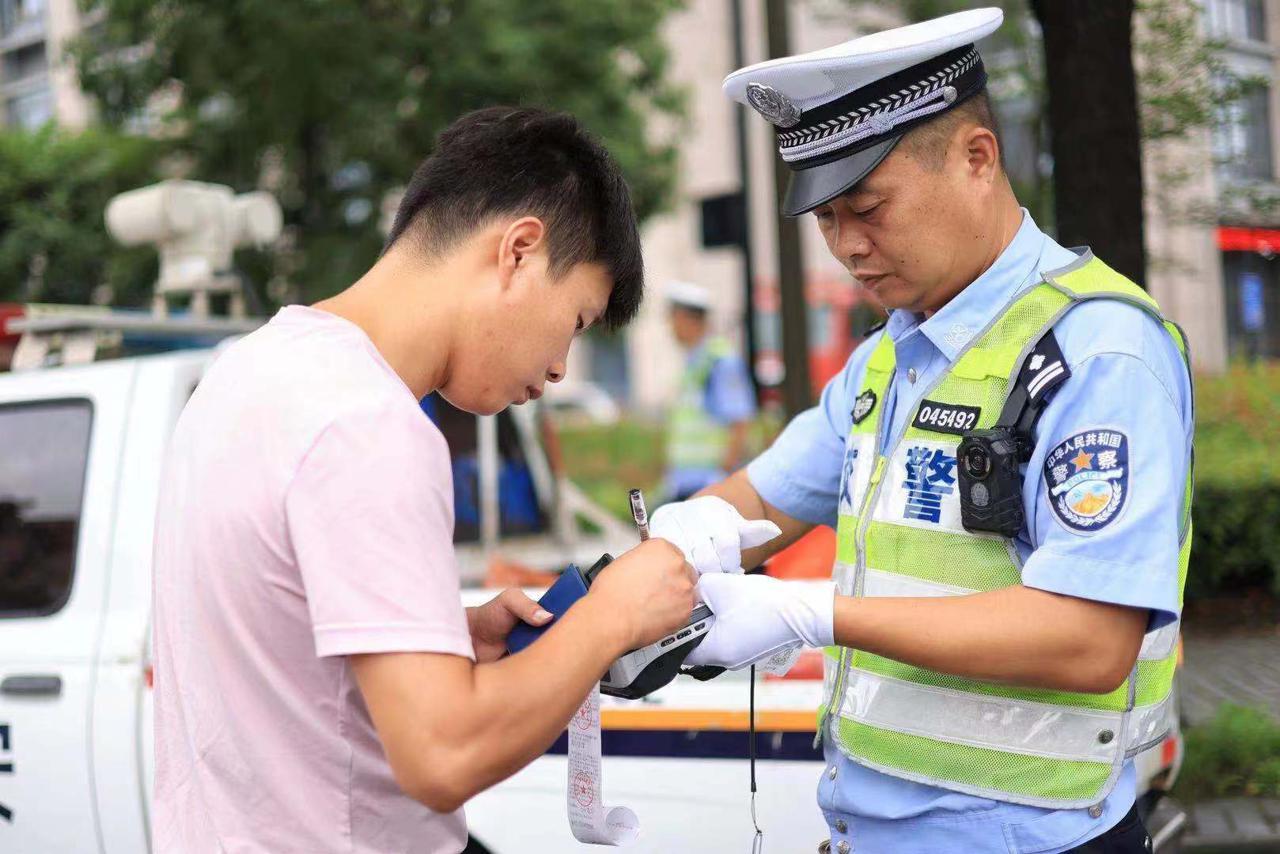 廠區(qū)標語煥新，點亮變化之光，鑄就自信未來之路