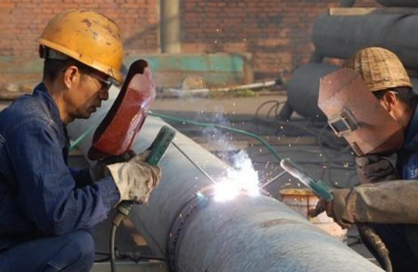 最新電焊工退休年齡，自然美景下的職業(yè)人生探索之旅