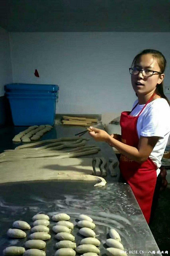 革新烘焙工藝，引領(lǐng)行業(yè)新潮流，最新烤面筋機(jī)亮相！