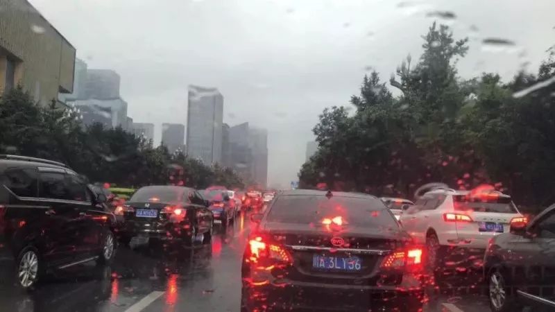 成都暴雨下的驚喜探索，小巷特色小店