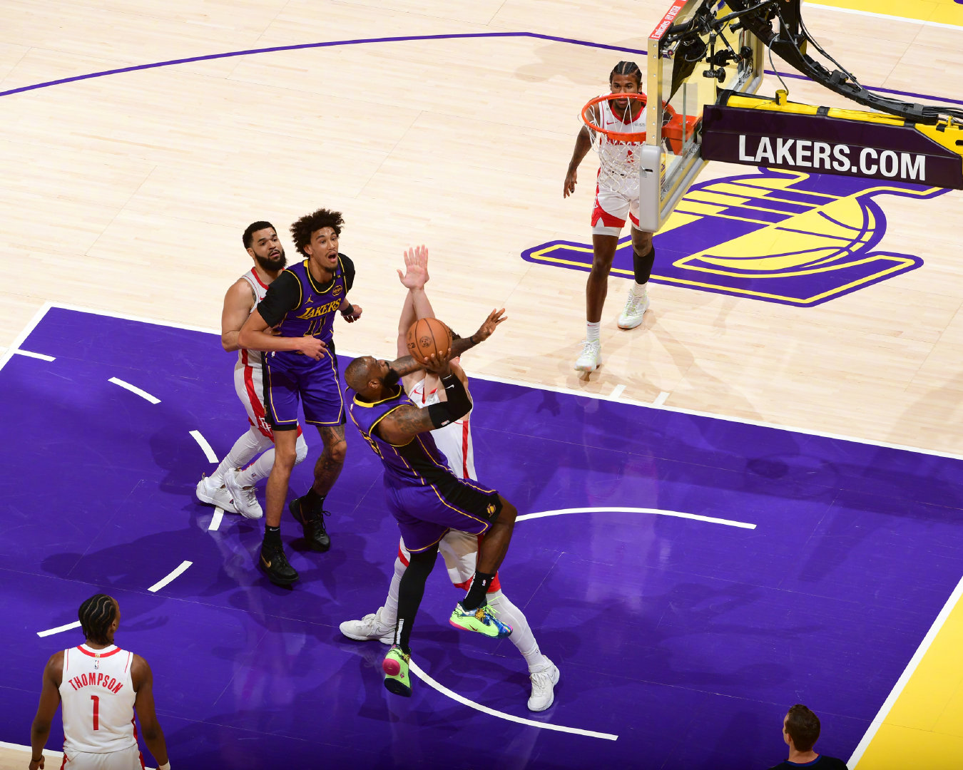 湖人火箭精彩集錦，科技巨獻(xiàn)，前所未有的籃球盛宴體驗(yàn)